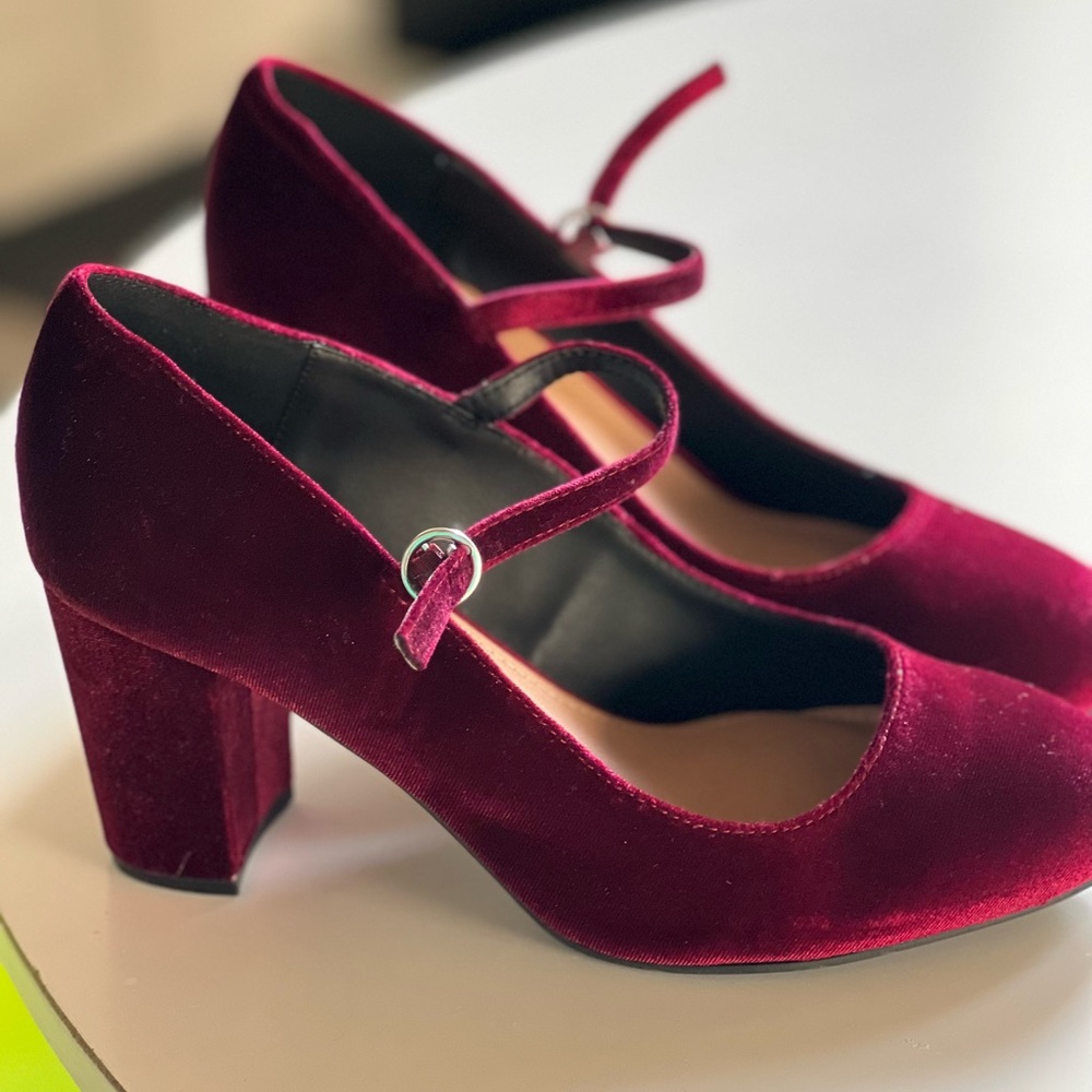 BEAUTIFUL! Torrid Maroon Velvet Pumps 11WW 3” heel NWT